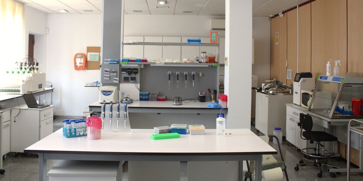 Laboratorio biológico de BIOGEA con equipos de análisis y medición de biometano.
